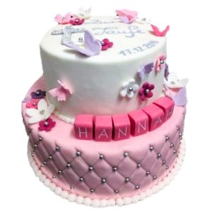 Zweistöckige Tauftorte "Buchstabenwürfel" mit Blumen und Schmetterlingen