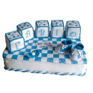 Tauftorte Namenswürfel mit Schuhen