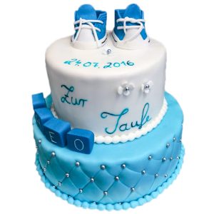 Zweistöckige Tauftorte mit Schuhen und Namenswürfeln
