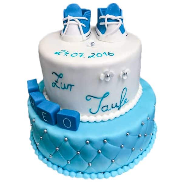Zweistöckige Tauftorte mit Schuhen und Namenswürfeln