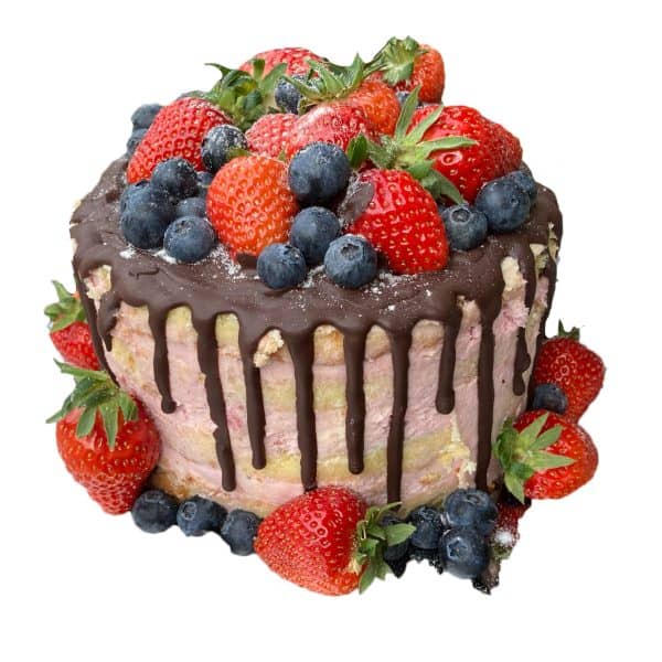 Naked Cake mit Schokoüberzug, Heidelbeeren und Erdbeeren
