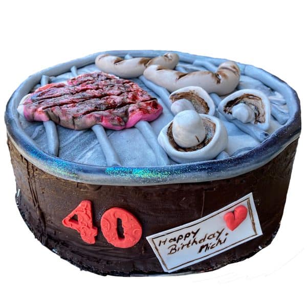 Torte Grill mit detailliertem Grillgut - Pilze, Steak und Wurst