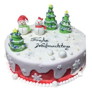 Weihnachtstorte "Schneemänner und Tannenbäume" mit rot-weißem Fondant und Schneedekor