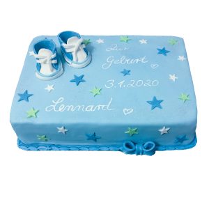 Tauftorte mit modellierten Schühchen und Sternen