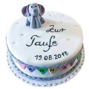 Torte mit modelliertem Elefanten und Rand mit Wimpeln