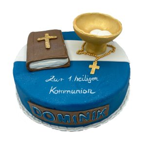 Runde Kommunionstorte mit Bibel, Weinkelch mit Oblaten und Kreuz modelliert aus Fondant