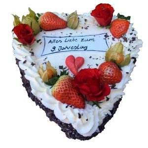Herztorte Sahne Rosen und Erdbeeren