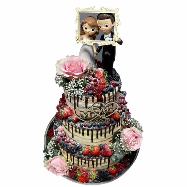 Hochzeitstorte dreistöckig naked mit Schokoüberzug mit Rosen und Beeren