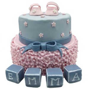 Tauftorte zweistöckig mit rosa Blütendekor, Schleife, Schühchen und Namenswürfeln