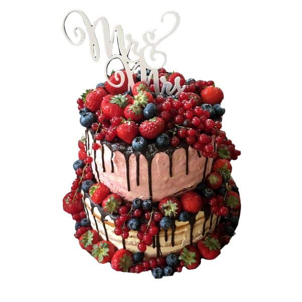 Hochzeitstorte zweistöckig naked mit verschiedenen Beeren