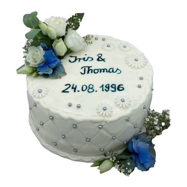 Hochzeitstorte weiß mit Blumen und Perlenverzierung am Rand