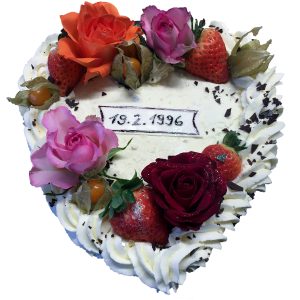 Herztorte mit Blumen und Beeren