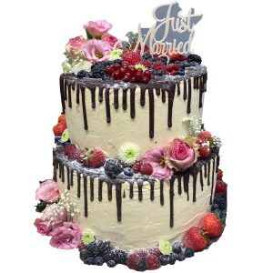Hochzeitstorte zweistöckig naked mit Schokoüberzug und Blumen und Früchten