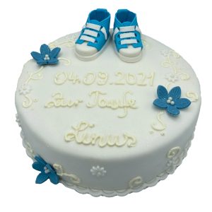 Tauftorte mit Schühchen und Blumen