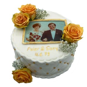 Hochzeitstorte mit orangen Rosen und Blid