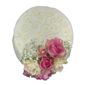 Hochzeitstorte weiß mit Verzierungen und Blumen