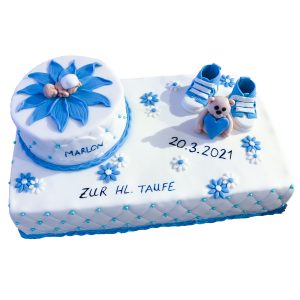 Rechteckige Tauftorte mit schlafendem Baby, modellierten Schuhen und Bärchen, Rand mit Perlenverzierung