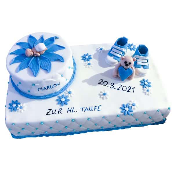 Rechteckige Tauftorte mit schlafendem Baby, modellierten Schuhen und Bärchen, Rand mit Perlenverzierung