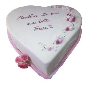 Herztorte weiß mit Blumendekor seitlich