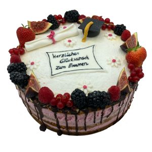 Torte Abi mit kleinem Hut "Mortarboard" aus Fondant, Beeren und Früchten