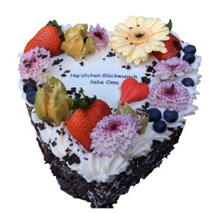 Herztorte mit Blumen und Erdbeeren