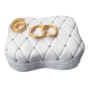 Hochzeitstorte "Kissen" mit Ringen aus Fondant und Perlenverzierungen