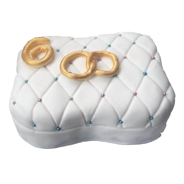 Hochzeitstorte "Kissen" mit Ringen aus Fondant und Perlenverzierungen