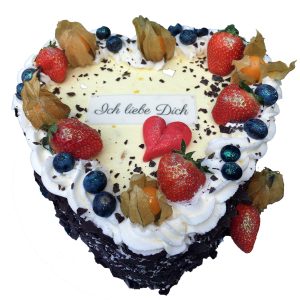 Herztorte Sahne und Beeren
