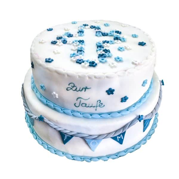 Zweistöckige Tauftorte mit Kreuz aus Blüten und verziertem Rand mit Wimpeln