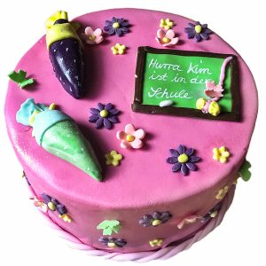 Torte Mädchen pink mit Tafel und zwei kleinen Schultüten und Blumen