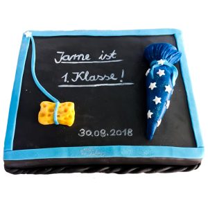 Torte rechteckig große Tafel mit Schwamm und kleiner Schultüte