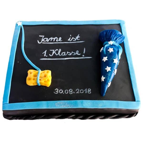 Torte rechteckig große Tafel mit Schwamm und kleiner Schultüte