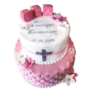 Zweistöckige Torte mit Kreuz, Buchstabenwürfeln, Fondant-Blumen und Perlendekor